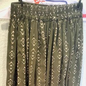 Knee length skirt in olive
